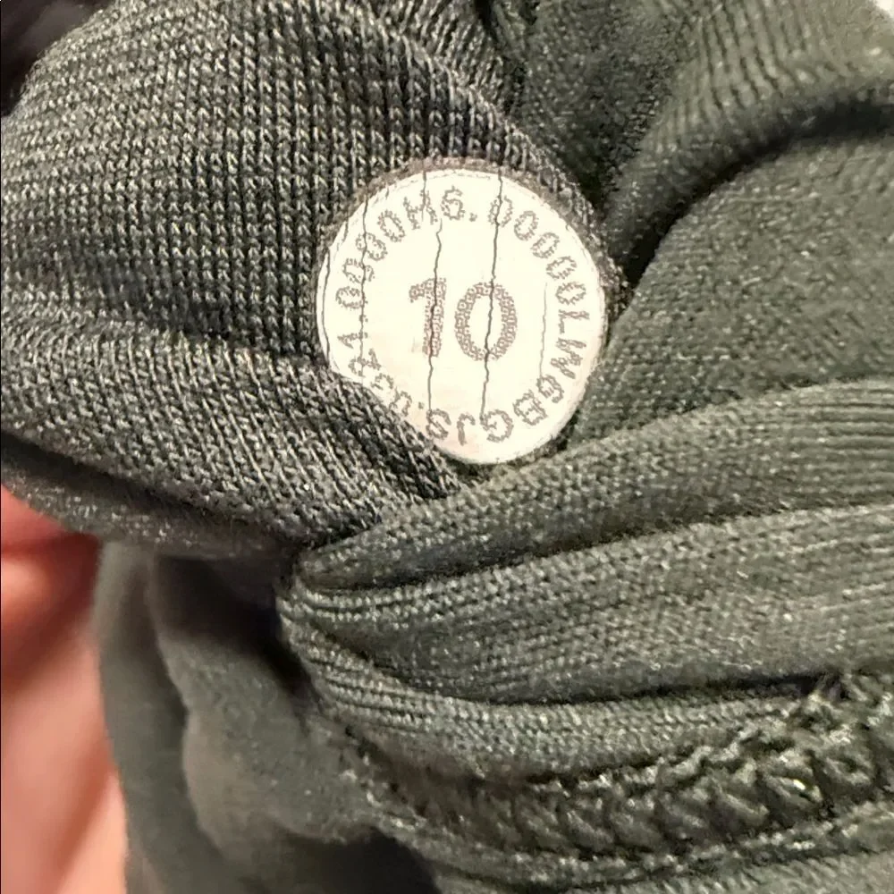 Lululemon dark green smooth leggings in size‎ 10 23” inseam